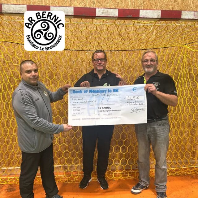 Ce mardi a eu lieu la remise d'un chèque de 445€ pour notre section Handiablés 
Cela correspond aux recettes de la vente de crêpes réalisés par les crêpière et crêpières de l'amicale Ar Bernic lors de notre tournoi de handfauteuil du 15 novembre.
Merci pour vos bonnes crêpes et pour ce don !

#hand #handfauteuil #handi #handiablés #arbernic #donation #crepes