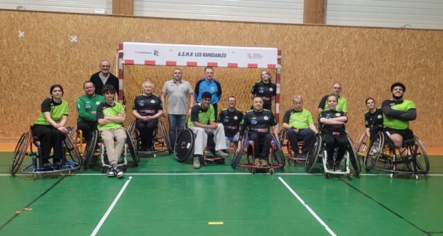 Toute l’équipe des Handiablés est fier de poser pour vous présenter le but équipé des nouveaux réducteurs offerts par la Fédération Française de Handball en collaboration avec l’Agence Nationale du Sport. Ce produit travaillé par GLEVENTS est solide, innovant, léger et très facile de mise en œuvre. Nul doute qu’il va nous permettre de pouvoir pratiquer notre sport en toute sécurité et dans de meilleures conditions de jeu 

@ffhandball @gleventsgroup @agence_du_sport 

#hand #handisport #handiablés #handball #handi
